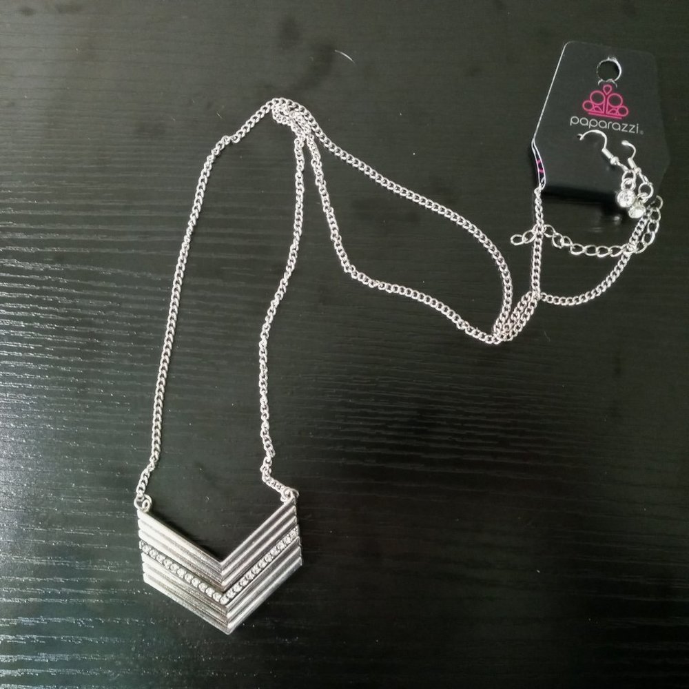 Paparazzi set (earring/necklace)